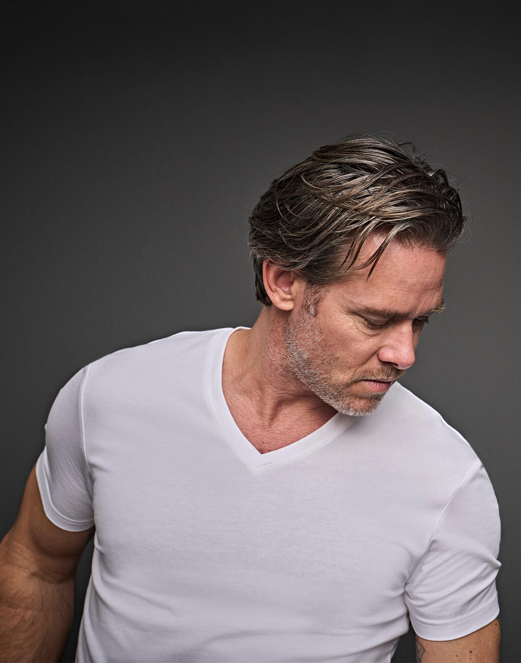 Camiseta cuello V ajustada hombre - vista 1
