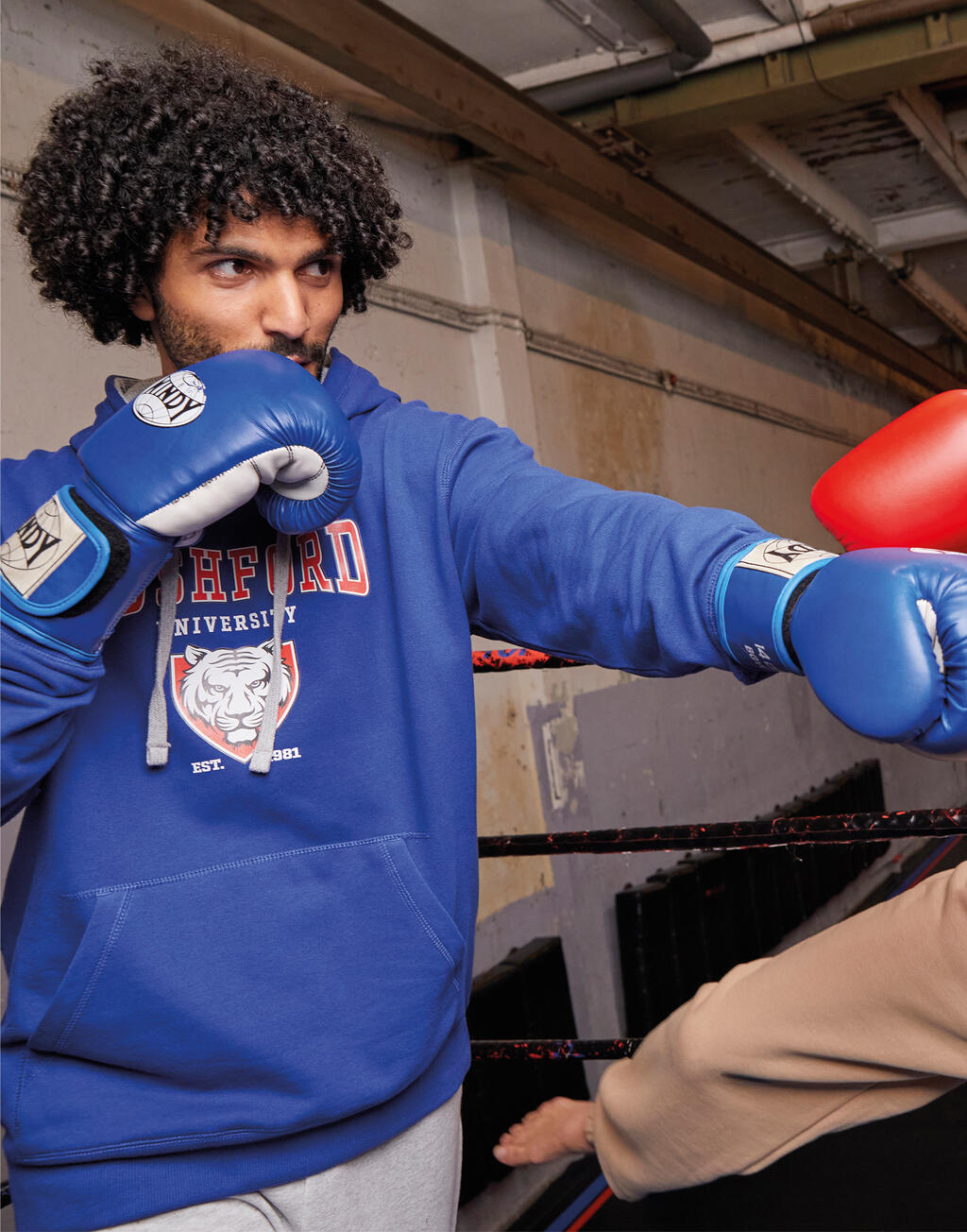 Sudadera capucha en contraste - vista 2