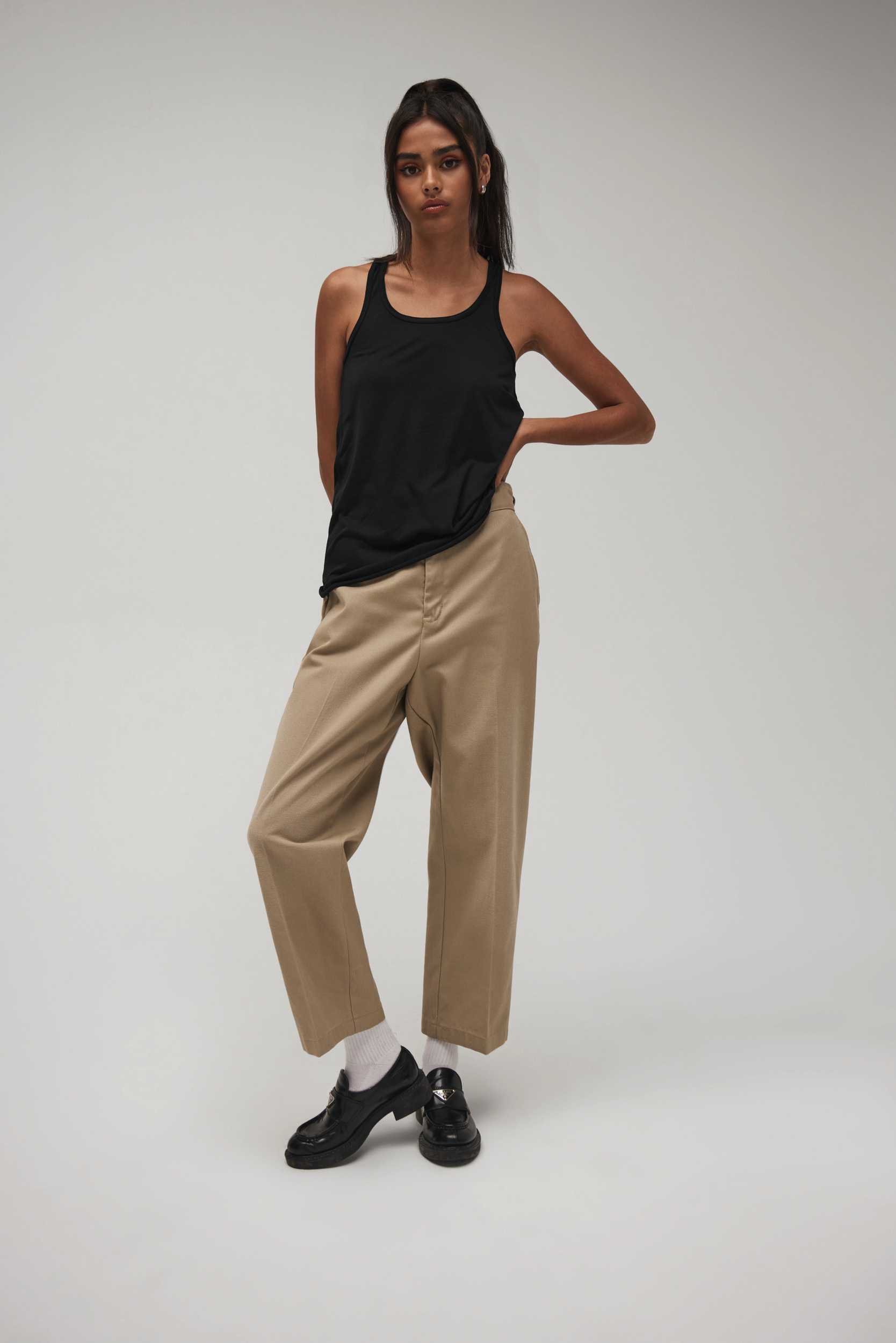  Bella + Canvas Camiseta Flowy sin mangas espalda estilo nadadora